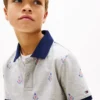 Polo elasticizzata con logo nautico su tutta la superficie per bambini Polo elasticizzata con logo nautico su tutta la superficie per bambini