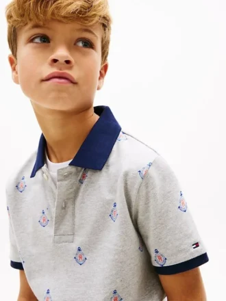 Polo elasticizzata con logo nautico su tutta la superficie per bambini Polo elasticizzata con logo nautico su tutta la superficie per bambini