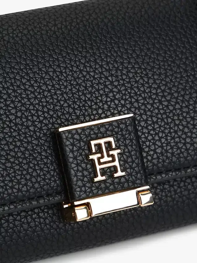 Portafoglio a tre ante con chiusura monogramma e finitura martellata Portafoglio a tre ante con chiusura monogramma e finitura martellata