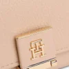 Portafoglio a tre ante con chiusura monogramma e finitura martellata Portafoglio a tre ante con chiusura monogramma e finitura martellata