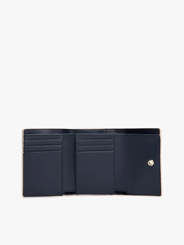 Portafoglio a tre ante con chiusura monogramma e finitura martellata Portafoglio a tre ante con chiusura monogramma e finitura martellata