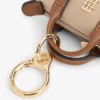 Portamonete con monogramma e ciondolo per borsa Portamonete con monogramma e ciondolo per borsa