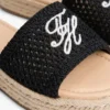 Sandali espadrillas con monogramma in caratteri calligrafici Sandali espadrillas con monogramma in caratteri calligrafici