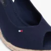 Sandalo espadrilla con zeppa e cinturino posteriore Sandalo espadrilla con zeppa e cinturino posteriore