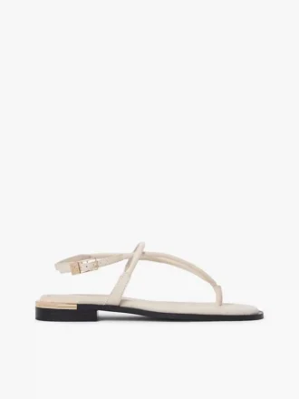 Sandalo in pelle con dettagli metallici