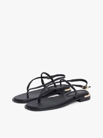 Sandalo in pelle con dettagli metallici