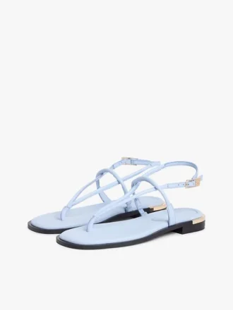 Sandalo in pelle con dettagli metallici
