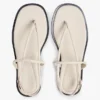 Sandalo in pelle con dettagli metallici Sandalo in pelle con dettagli metallici