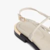 Sandalo in pelle con dettagli metallici Sandalo in pelle con dettagli metallici