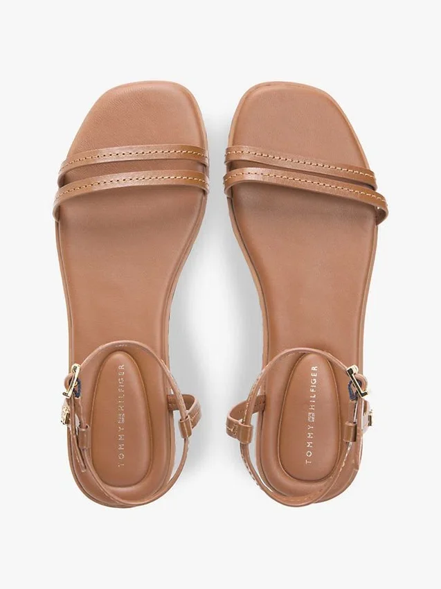 Sandalo piatto in pelle Sandalo piatto in pelle