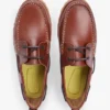 Scarpa da barca in pelle leggera con suola a tasselli Scarpa da barca in pelle leggera con suola a tasselli