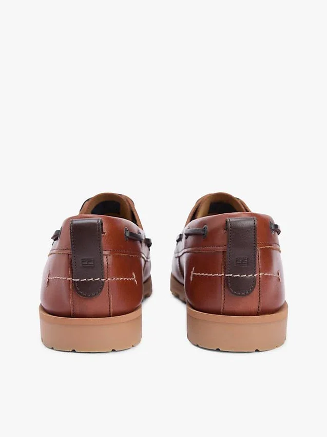 Scarpa da barca in pelle leggera con suola a tasselli Scarpa da barca in pelle leggera con suola a tasselli