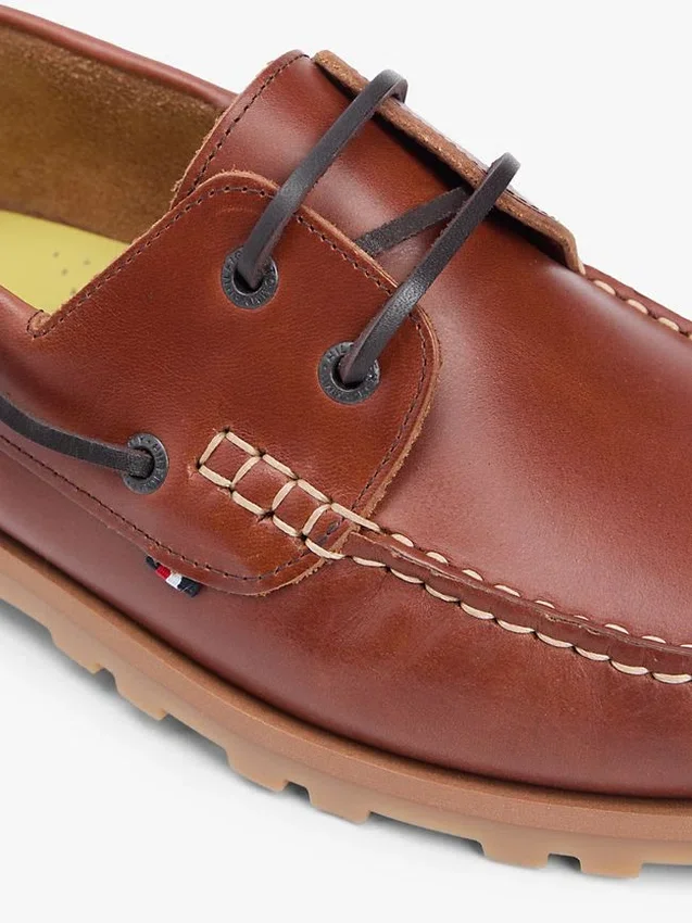 Scarpa da barca in pelle leggera con suola a tasselli Scarpa da barca in pelle leggera con suola a tasselli