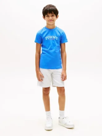 Set con maglietta e pantaloncini con logo per bambini
