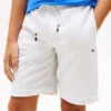 Set con maglietta e pantaloncini con logo per bambini
