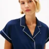 Set pigiama con camicia e pantaloncini con bordi a contrasto Set pigiama con camicia e pantaloncini con bordi a contrasto