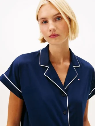 Set pigiama con camicia e pantaloncini con bordi a contrasto Set pigiama con camicia e pantaloncini con bordi a contrasto