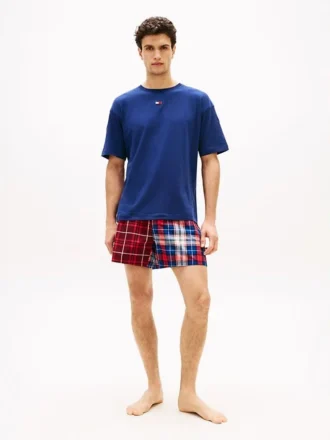 Set pigiama con maglietta e pantaloncini in tessuto Set pigiama con maglietta e pantaloncini in tessuto