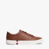 Sneaker da tennis con logo metallico e texture granulosa Sneaker da tennis con logo metallico e texture granulosa