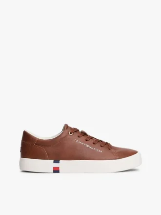 Sneaker da tennis con logo metallico e texture granulosa Sneaker da tennis con logo metallico e texture granulosa