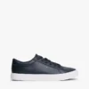 Sneaker da tennis con logo metallico e texture granulosa Sneaker da tennis con logo metallico e texture granulosa