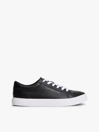 Sneaker da tennis con logo metallico e texture granulosa