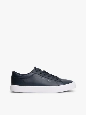 Sneaker da tennis con logo metallico e texture granulosa