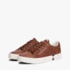 Sneaker da tennis con logo metallico e texture granulosa Sneaker da tennis con logo metallico e texture granulosa