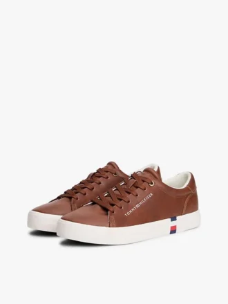 Sneaker da tennis con logo metallico e texture granulosa Sneaker da tennis con logo metallico e texture granulosa