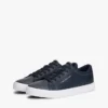 Sneaker da tennis con logo metallico e texture granulosa Sneaker da tennis con logo metallico e texture granulosa