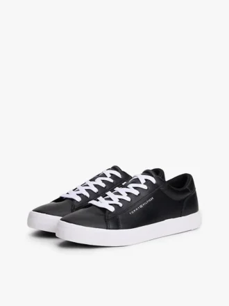 Sneaker da tennis con logo metallico e texture granulosa