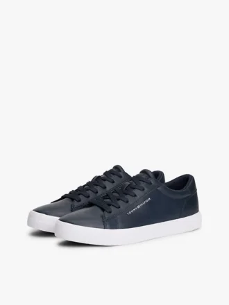 Sneaker da tennis con logo metallico e texture granulosa