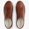 Sneaker da tennis con logo metallico e texture granulosa Sneaker da tennis con logo metallico e texture granulosa