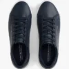 Sneaker da tennis con logo metallico e texture granulosa Sneaker da tennis con logo metallico e texture granulosa