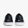 Sneaker da tennis con logo metallico e texture granulosa Sneaker da tennis con logo metallico e texture granulosa