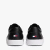 Sneaker da tennis con logo metallico e texture granulosa Sneaker da tennis con logo metallico e texture granulosa