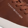 Sneaker da tennis con logo metallico e texture granulosa Sneaker da tennis con logo metallico e texture granulosa