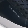 Sneaker da tennis con logo metallico e texture granulosa Sneaker da tennis con logo metallico e texture granulosa