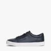 Sneaker da tennis con logo metallico e texture granulosa Sneaker da tennis con logo metallico e texture granulosa