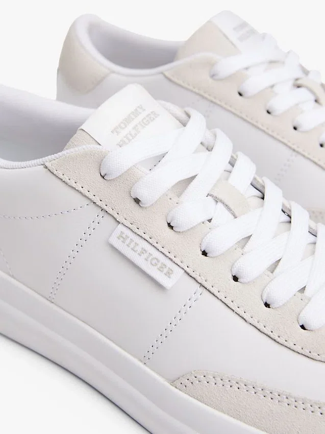 Sneaker in pelle scamosciata a contrasto Sneaker in pelle scamosciata a contrasto