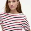 T-shirt a righe con bottoni dorati T-shirt a righe con bottoni dorati