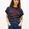 T-shirt a righe con logo ad arco e maniche a pipistrello T-shirt a righe con logo ad arco e maniche a pipistrello