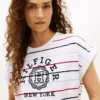 T-shirt a righe con logo ad arco e maniche a pipistrello T-shirt a righe con logo ad arco e maniche a pipistrello
