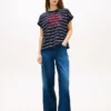 T-shirt a righe con logo ad arco e maniche a pipistrello T-shirt a righe con logo ad arco e maniche a pipistrello