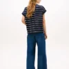 T-shirt a righe con logo ad arco e maniche a pipistrello T-shirt a righe con logo ad arco e maniche a pipistrello