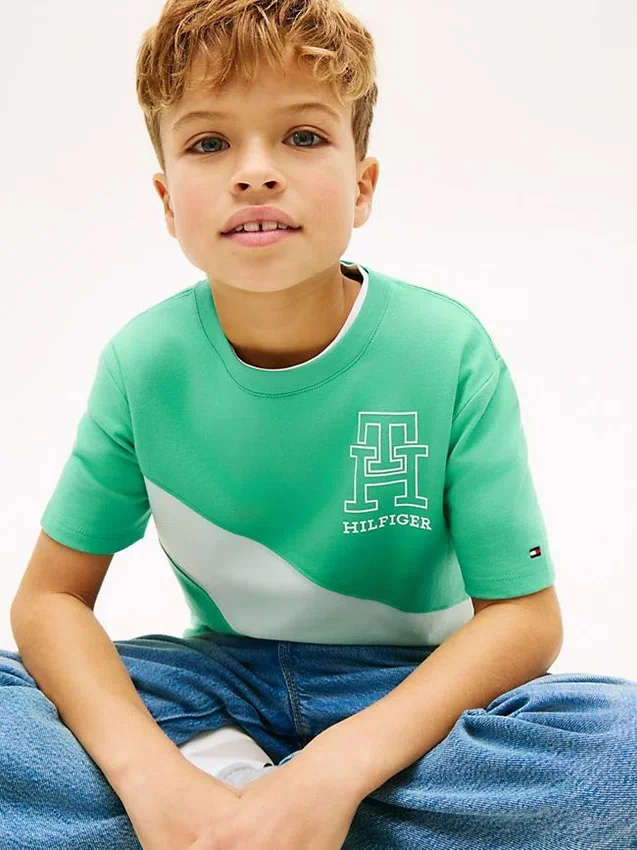 T-shirt a righe con monogramma per bambini T-shirt a righe con monogramma per bambini
