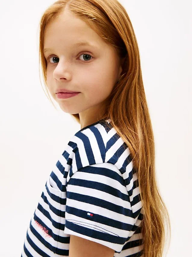 T-shirt a righe con tasca per bambina T-shirt a righe con tasca per bambina