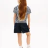 T-shirt a righe con tasca per bambina T-shirt a righe con tasca per bambina