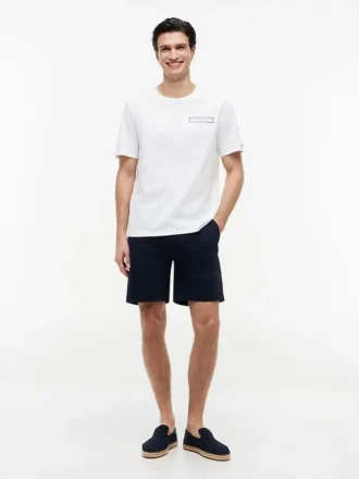 T-shirt con grafica costiera