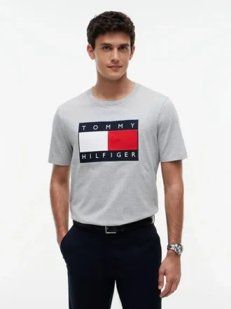 T-shirt con grande logo bandiera